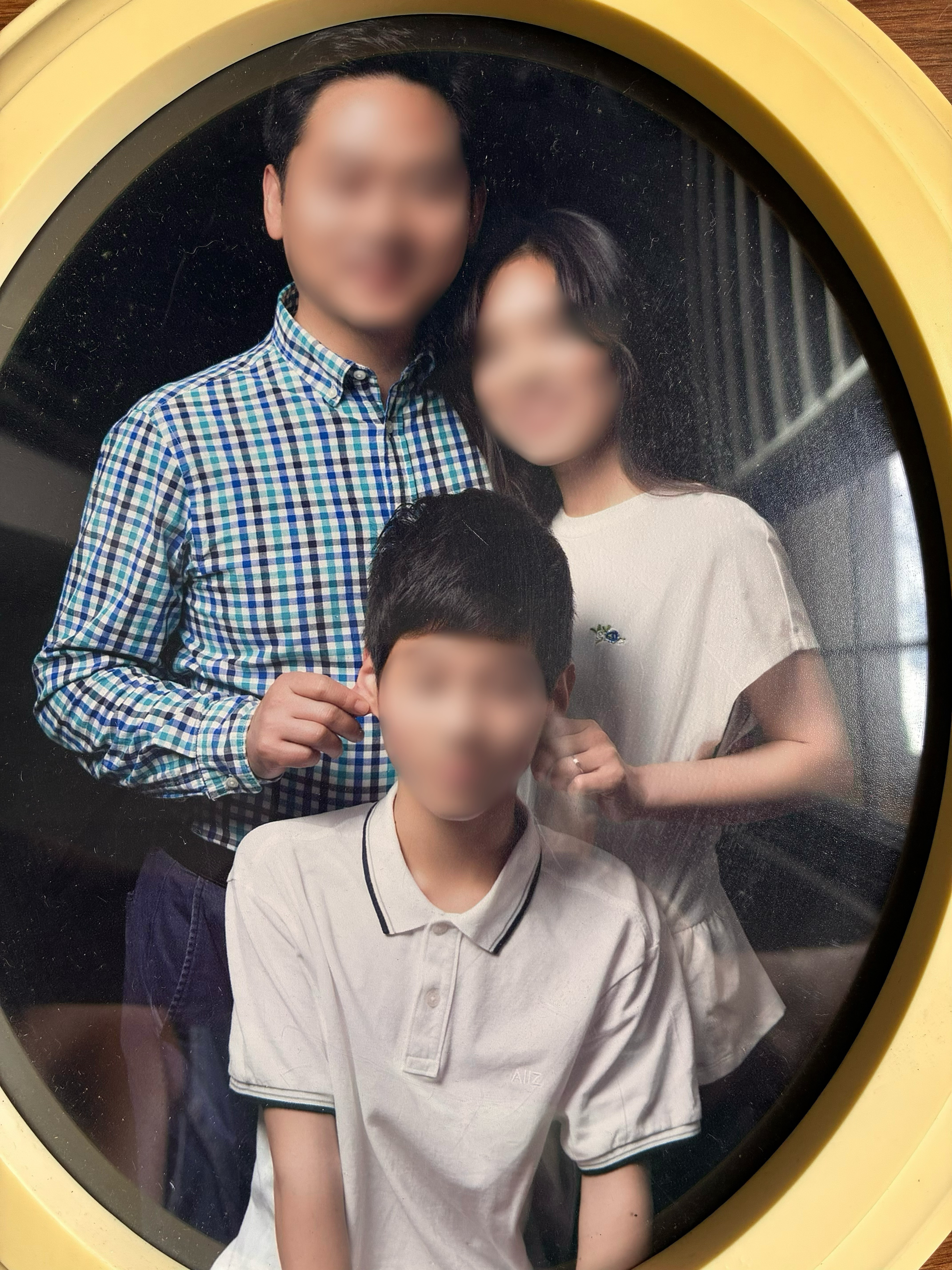参与者提供的2017年上海家庭合影,保留实体椭圆相框,人物面部已做隐私处理。